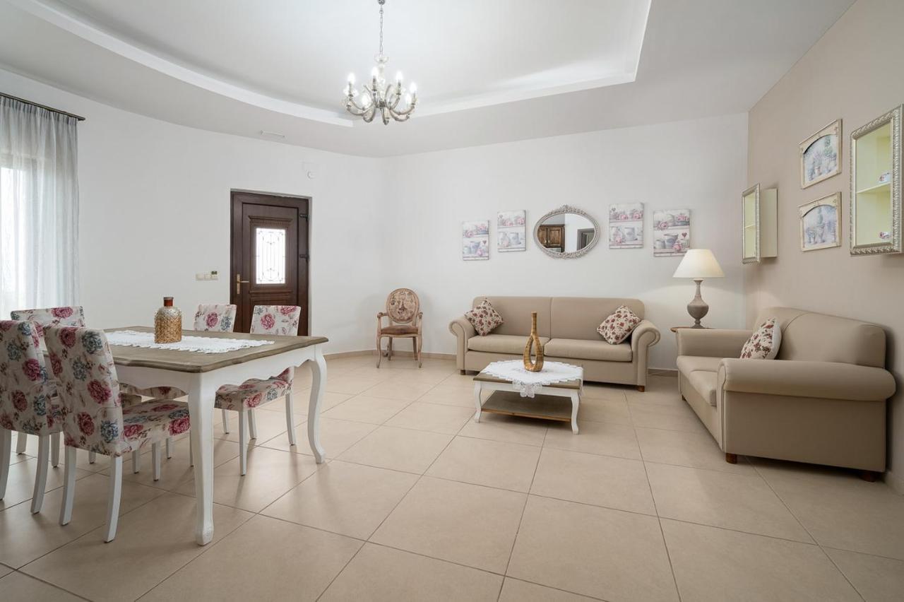 Orelia Cretan Deluxe Apartments Kamilari Bagian luar foto